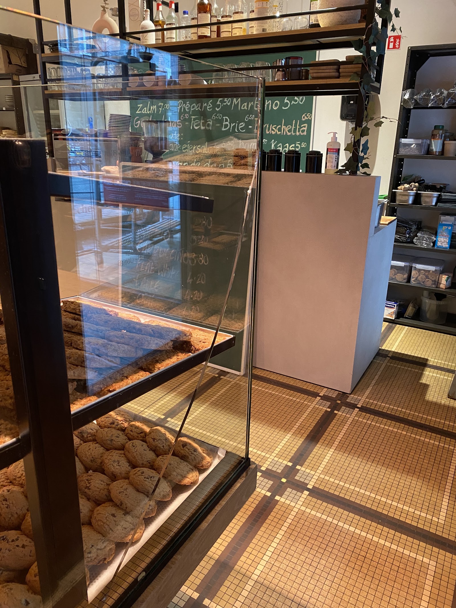 Het warme interieur van Broodatelier Antwerpen met vers brood en de open koffiebar