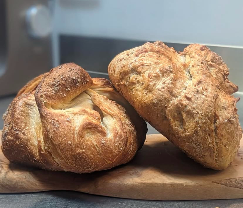 Een kop verse koffie met een zoetigheid aan de toog van Broodatelier Antwerpen