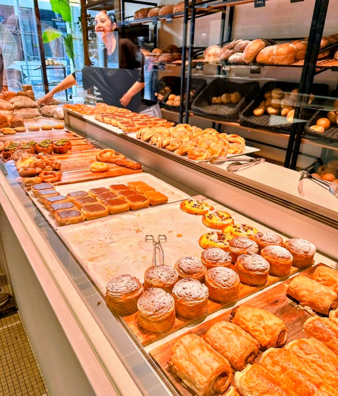 Blik in het broodatelier waar het deeg met de hand wordt verwerkt