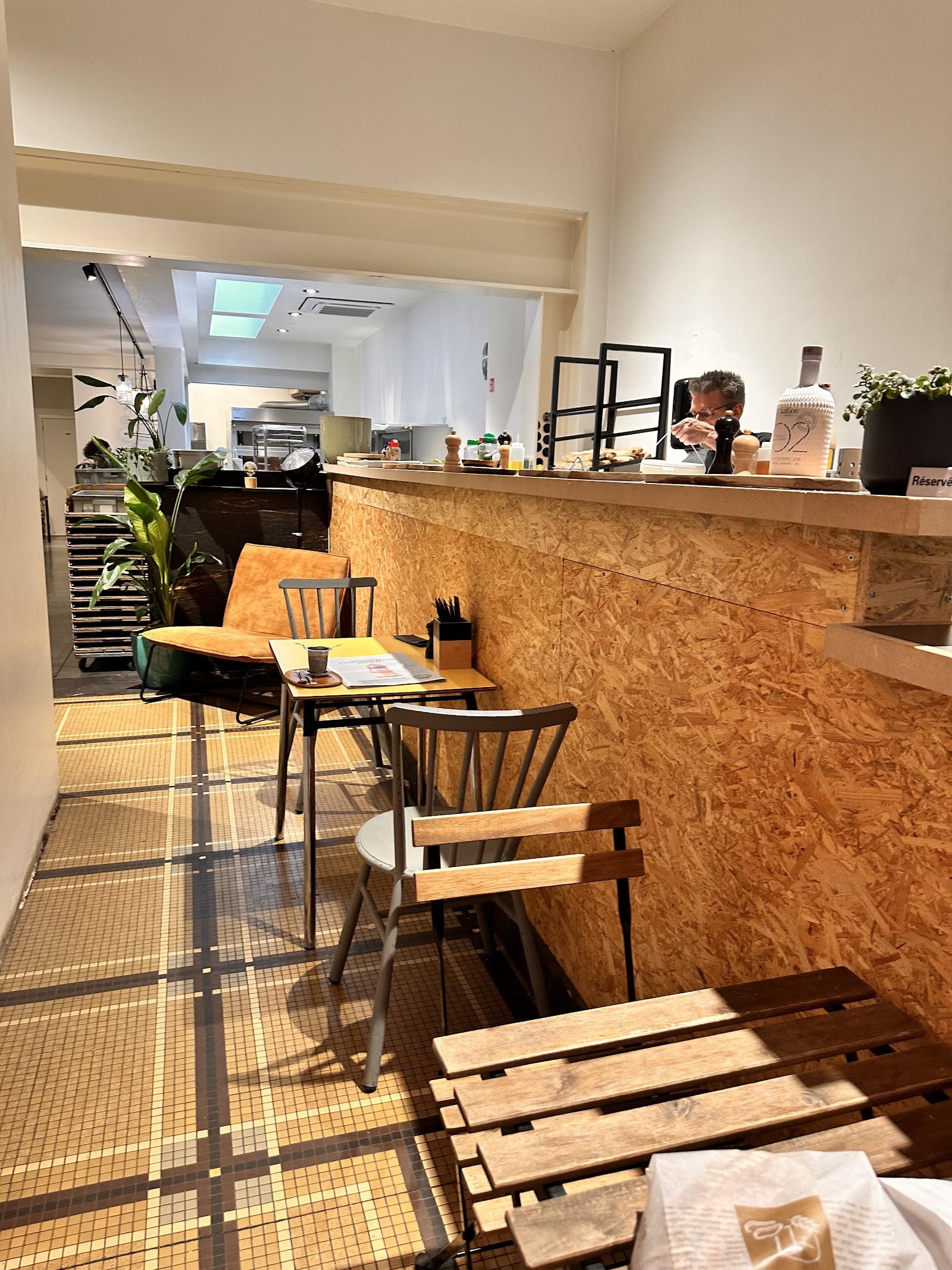 Versgebakken viennoiserie en koffiekoeken in de toonbank van Broodatelier Antwerpen